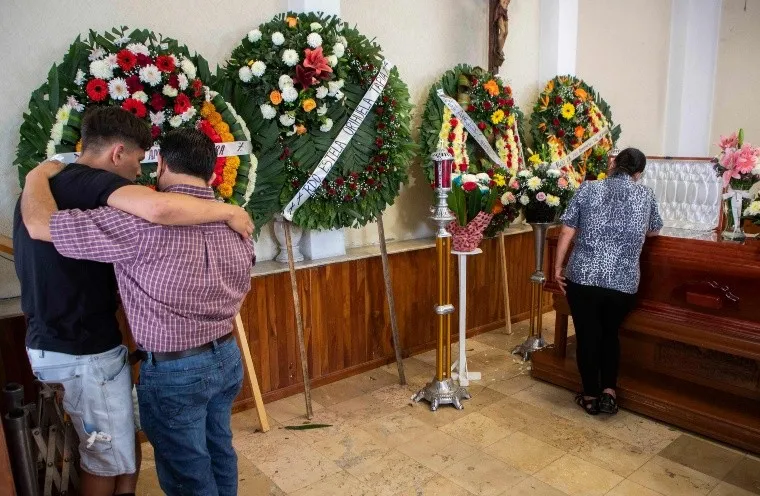 Qué es y qué se pone en una Corona Funeraria